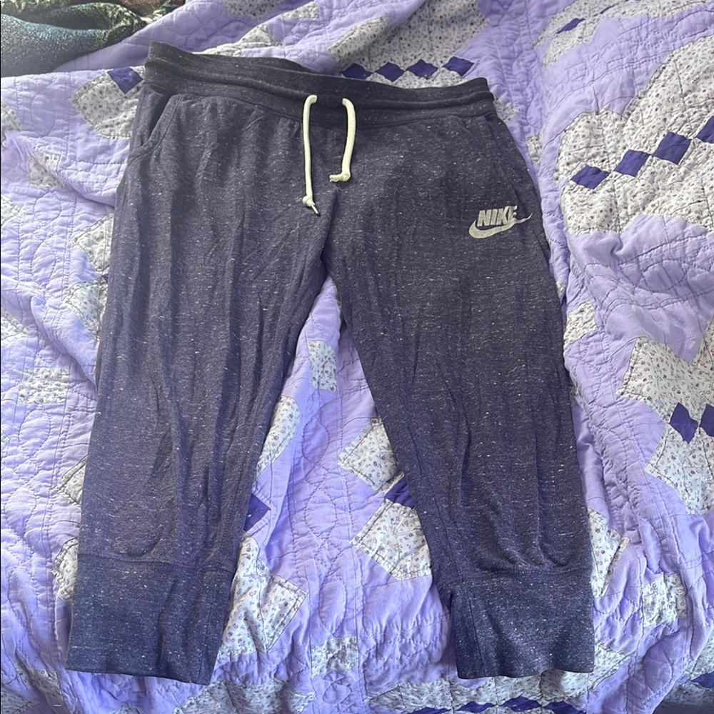 Women’s Nike cropped sweatpants Large